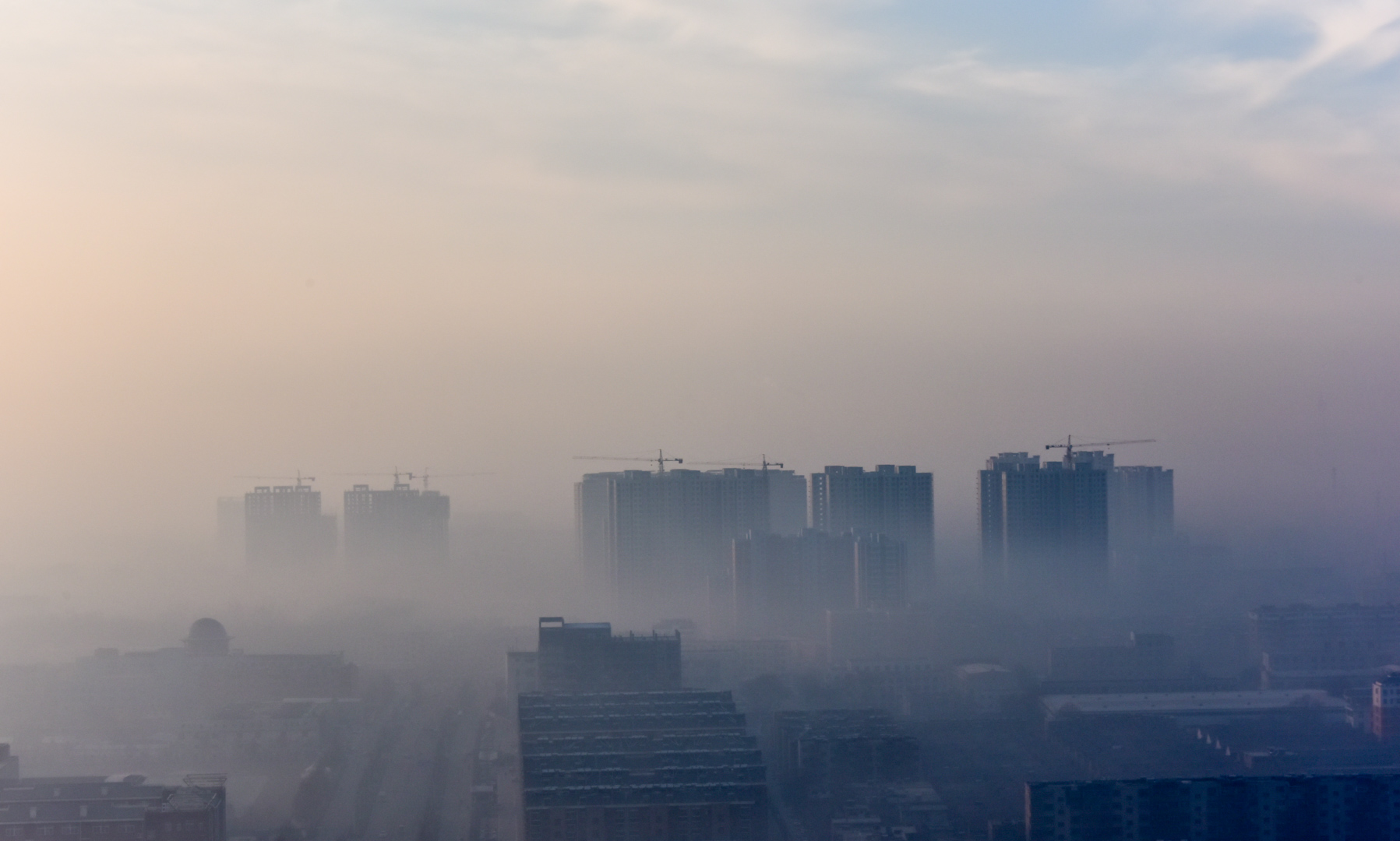 雾霾蓝天对比图： 重霾之下 城市失色